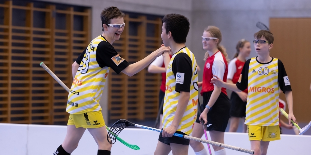 Spieler der Special Flames Kids freuen sich über eine gelungene Aktion.