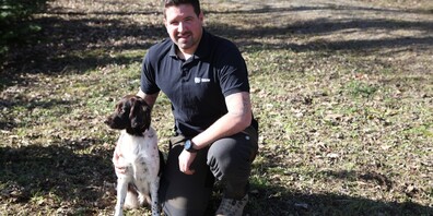 Jonas Müller ist 34 Jahre alt und in Steinmaur aufgewachsen. Mit auf dem Bild: Hündin Gaia. 