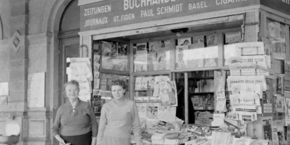 Eine Fotografie aus dem "Papier-Zeitalter" - der Bahnhofkiosk St. Gallen-St. Fiden im Jahr 1958.