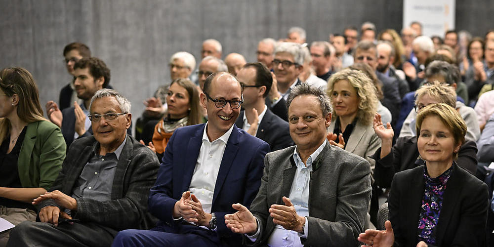 Nationalratspräsident Martin Candinas (Zweiter von links) und Mitte-Ständerat Stefan Engler (Dritter von  Links) neben Ständeratspräsidentin Brigitte Häberli-Koller (Die Mitte TG) an der Nominationsversammlung der Mitte Graubünden für die nat...