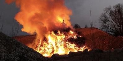 Der Böögg war nur selten im dichten Rauch des Funkens in Rüthi zu erkennen