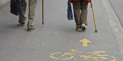 Dass sich Radfahrer und Fussgänger die geplante neue Veloverbindung zwischen Altdorf und Seedorf teilen sollen, stösst dem VCS Uri sauer auf. (Symbolbild)