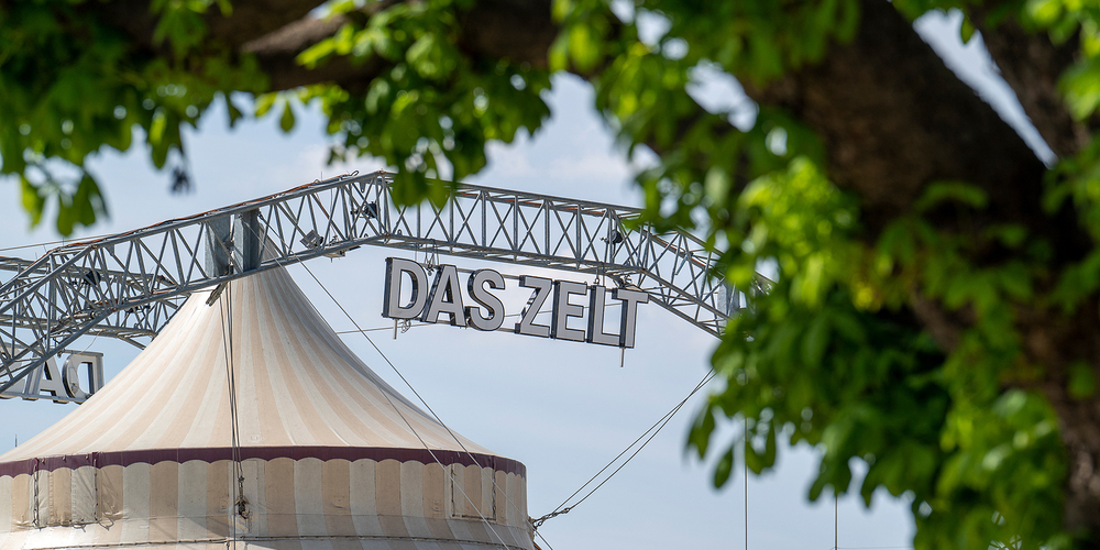 Buntes Programm während vier Wochen: Das Tourneetheater «Das Zelt» wird bald wieder seine Zelte auf dem Kasernenareal aufschlagen.