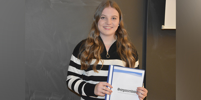 Lea Tschirky mit ihrer Maturaarbeit über den "Sarganserländer". 