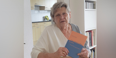 Die Autorin: Gisela Salge mit ihrem neusten Werk «Überseekoffer». 