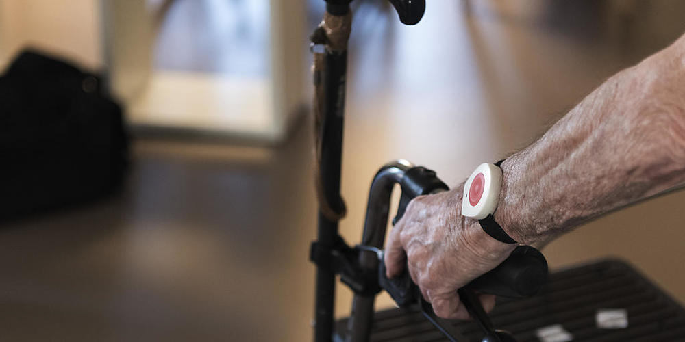 Ein Pflegehelfer hat einem dementen Heimbewohner Bankkarten gestohlen und damit Geld abgehoben. Dafür hat ihn das Gericht nun bestraft. (Symbolbild)