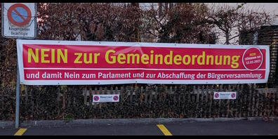 Viele solcher Werbebanner gegen die neue Bürgerordnung wurden, mutmasslich von Parlamentsbefürwortern, demontiert und gestohlen. Das Nein-Komitee.