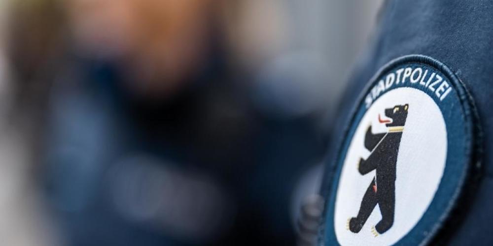 Rund 20 Personen lieferten sich in der Nacht auf Sonntag in St. Gallen eine Schlägerei vor einem Club in der Nähe des Hauptbahnhofs. Die Polizei schritt ein und sprach sieben Wegweisungen aus. (Symbolbild)