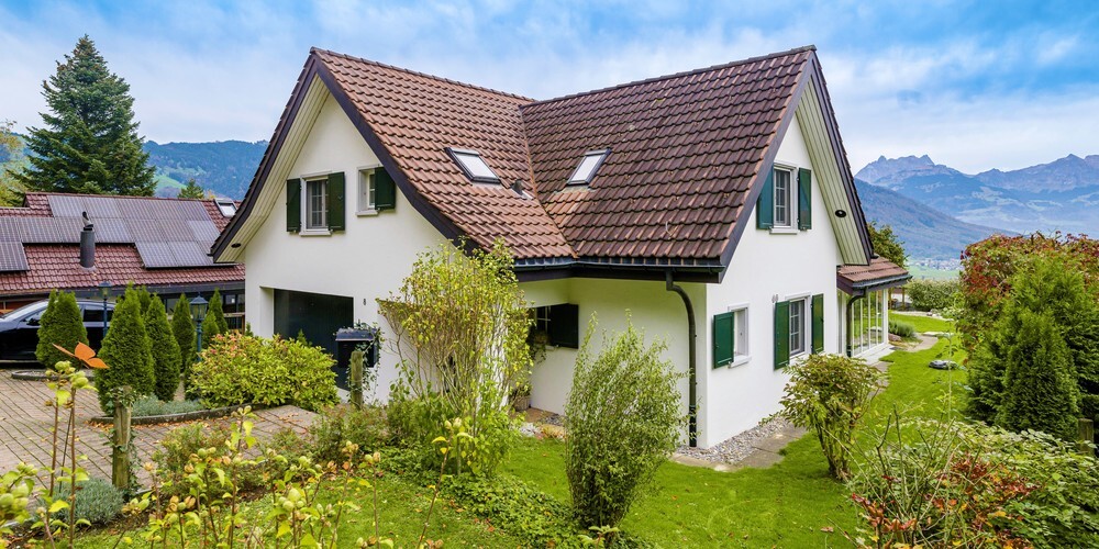Das Haus liegt etwas erhöht mit einer wunderbaren Sicht auf die Linthebene.