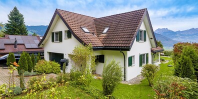 Das Haus liegt etwas erhöht mit einer wunderbaren Sicht auf die Linthebene.