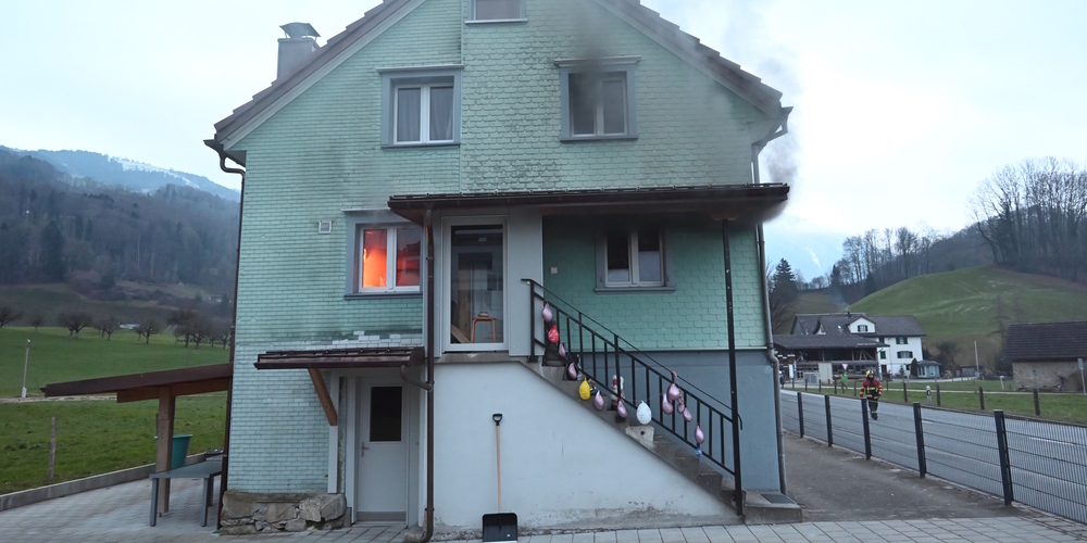 Trotz Feuer und Rauch im Innern dieses Kaltbrunner Zweifamilienhauses wurde niemand verletzt.