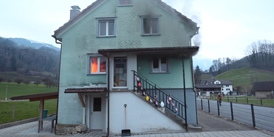 Trotz Feuer und Rauch im Innern dieses Kaltbrunner Zweifamilienhauses wurde niemand verletzt.