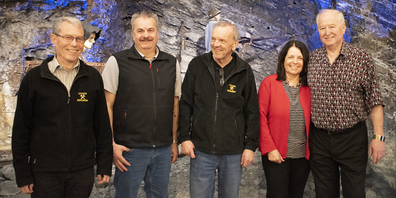 Im Restaurant Gonzenbergwerk weht ab Mitte März frischer Wind: Pro-Gonzenbergwerk-Präsident Toni Geel, der neue Pächter Kilian Senti, Betriebschef Hans Lutziger und das ehemalige Pächterpaar Esther und Sepp Schnider-Broder (von links).