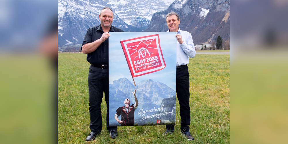 Trägervereinspräsident/OK-Vizepräsident Hansruedi Hauser (l.) und Geschäftsleiter Walter Hofmann mit dem Festplakat.