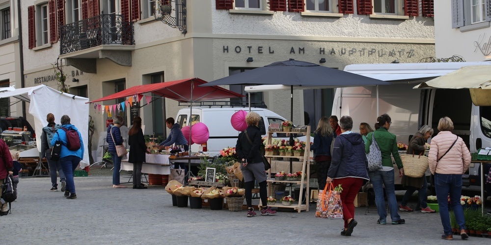 Der Freitagsmarkt ist sehr beliebt und wird rege besucht.