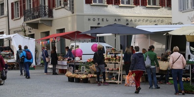 Der Freitagsmarkt ist sehr beliebt und wird rege besucht.