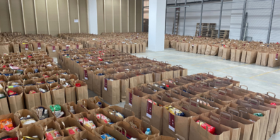 Freiwillige des SRK Kanton St.Gallen verpacken Waren für die Aktion «2x Weihnachten» 