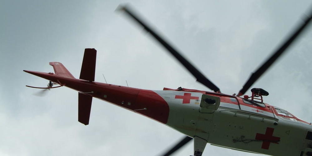 Eine 24-jährige Frau wurde in Graltshausen TG beim Longieren von ihrem ausschlagenden Pferd am Kopf getroffen und schwer verletzt. Die Rega flog sie ins Spital. (Symbolbild)