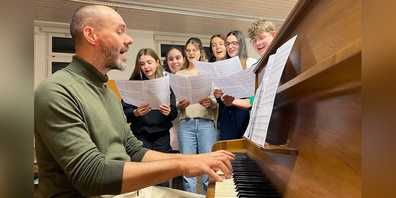 Chorleiter Patrick Mettler übt mit den Amasingers in Benken neue Songs ein. 