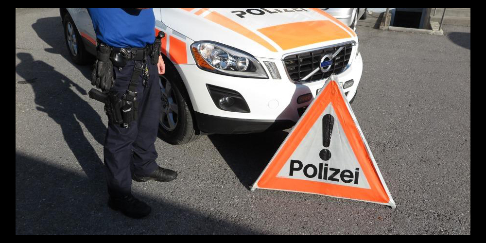 Die Kantonspolizei Schwyz hat am Wochenende vier Personen den Führerausweis entzogen.