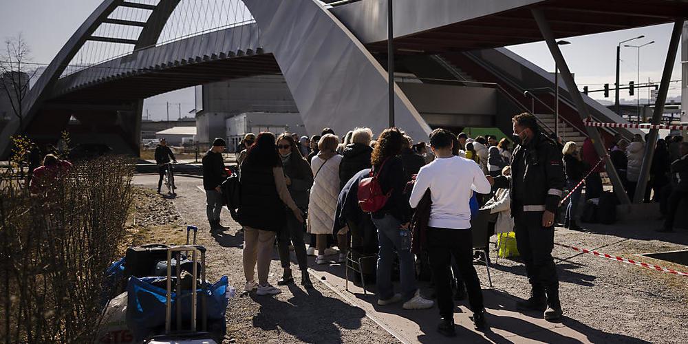 Flüchtlinge aus der Ukraine stehen vor dem Bundesasylzentrum in Zürich an: Wer von ihnen definitiv in die Heimat zurückreist, soll von der Stadt 1000 Franken erhalten, verlangte die SVP. (Archivbild)