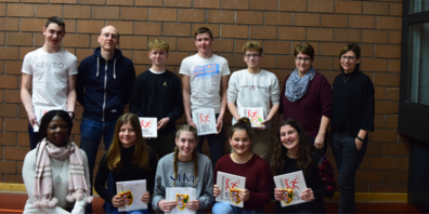 Hinten von links nach rechts : Neumitglieder Damian Balmer, Martin Deisenroth, Levin Schöbi, Luca Kobelt, Nico Anastasia, Ehrenmitglied Nadine Meier, Ehrenmitglied Murielle Walser. Vorne von links nach rechts: Neumitglieder Vida Hutter, Melinda Ruch, Jael Fusinato, Mia Lüchinger und Elvira Lecaj. Es fehlt Max Loher.