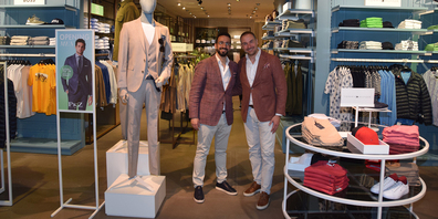 Konrad von Niederhäusern, Mitglied der Geschäftsleitung PKZ (rechts) und Sercan Aydogmus, Geschäftsführer PKZ-Filiale Pfäffikon im neuen Laden im Seedi.