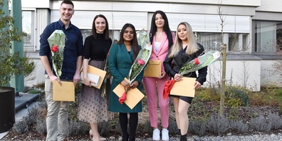 Die frischgebackenen Pflegefachpersonen HF (v.l.) Dominik Hauser, Tihomira Nikolova, Vithujica Rajakumaran, Marija Gajic und Zahra Rezai.