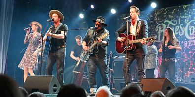 Zum Abschluss des Abends «Blues & Country» musizierten alle Bands mit den Protagonisten Cathrine Steiner, Tobey Lucas, Marc Amacher und Florian Fox (v. l.) gemeinsam auf der Bühne von Das Zelt.