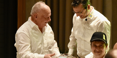 Präsident Urs Stillhard (rechts) überreicht Peter Britt zu seinem «Vorstands-Jubiläum» ein Geschenk. 