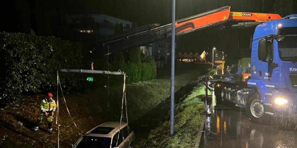 Ein 34-jähriger Mann ist in Grabs SG mit seinem Auto im Staudnerbach gelandet.
