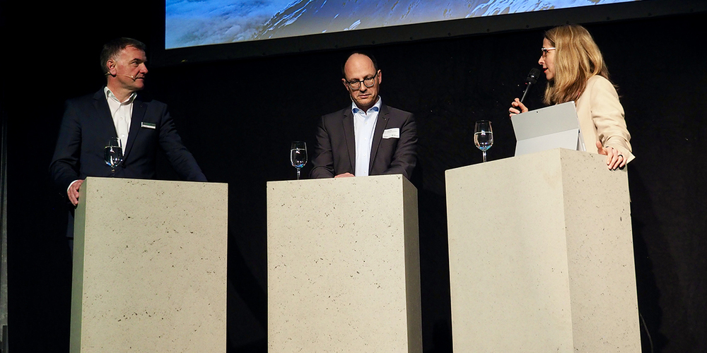 Die finanzielle Lage von Kanton und Region im Fokus: René Walser und Regierungsrat Marc Mächler im Gespräch mit Sabine Bianchi (von links).