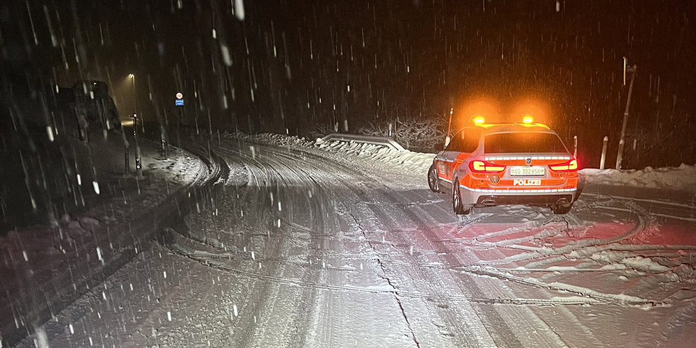 Muss zweimal ausrücken: Die Kantonspolizei St. Gallen hat in der Nacht auf Sonntag alle Hände voll zu tun.