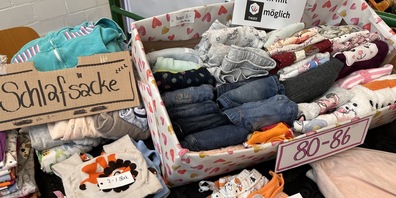 Ein vielfältiges Angebot an Kleidern an der Kinderkleiderbörse in Grüningen. 