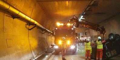 Auf der Autobahn A3 bei Filzbach GL ist es in der Nacht auf Sonntag laut Polizei zu einem Verkehrsunfall gekommen. Ein 45-Jähriger kollidierte beim Portal des Kerenzerbergtunnels mit der Tunnelwand, wurde aus dem Auto geschleudert und erlitt ...