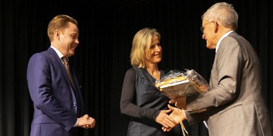 Gemeindepräsident Max Eugster (rechts) gratuliert den Gewählten Yves Noël Balmer und Katrin Alder.