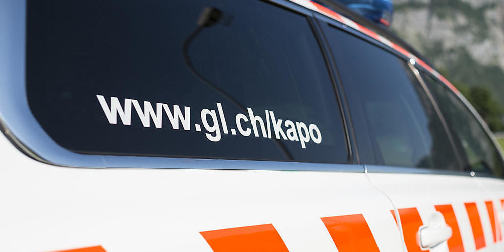 Beim Warten auf den Zug am Bahnhof Schwanden im Kanton Glarus niedergestochen. Die Polizei ermittelt noch nach den Motiven des Täters. (Symbolbild)