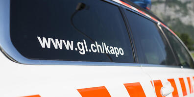Beim Warten auf den Zug am Bahnhof Schwanden im Kanton Glarus niedergestochen. Die Polizei ermittelt noch nach den Motiven des Täters. (Symbolbild)