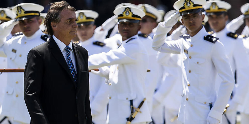 Jair Bolsonaro nimmt an der Abschlusszeremonie der Marinegarde an der Marineschule teil. Foto: Bruna Prado/AP/dpa