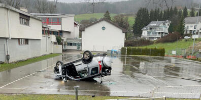 Ein 80-jähriger Lenker kam mit seinem Auto in Uffikon von der Strasse ab und endete auf dem Schulhausplatz.