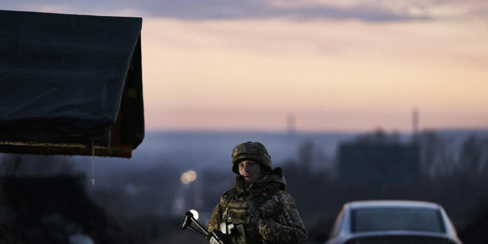 Ein ukrainischer Soldat steht an einem Kontrollpunkt in Kramatorsk. Foto: Libkos/AP/dpa