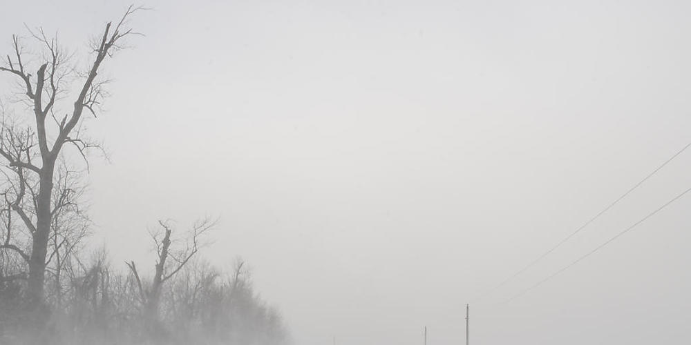 Schneeverwehungen beeinträchtigen die Sicht im ländlichen Linn County. Foto: Nick Rohlman/The Gazette/AP/dpa - ACHTUNG: Nur zur redaktionellen Verwendung und nur mit vollständiger Nennung des vorstehenden Credits