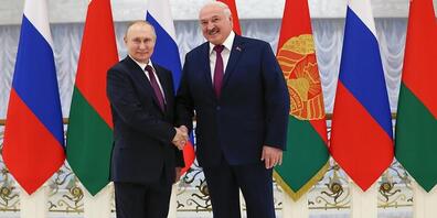 Russlands Präsident Wladimir Putin (l) traf am Montag den belarussischen Machthaber Alexander Lukaschenko in Minsk. Foto: Konstantin Zavrazhin/Pool Sputnik Kremlin via AP/dpa - ACHTUNG: Nur zur redaktionellen Verwendung im Zusammenhang mit der akt...