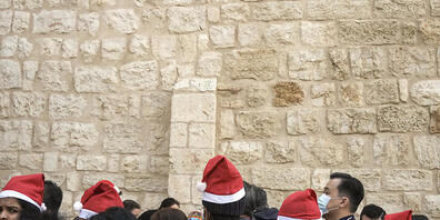 Touristen stehen in der Stadt Bethlehem Schlange, um die Geburtskirche zu betreten, die traditionell als der Geburtsort von Jesus Christus gilt. Foto: Maya Alleruzzo/AP/dpa