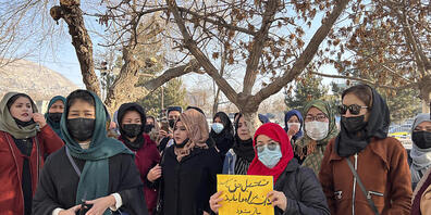 Afghanische Frauen nehmen am Donnerstag an einer Demonstration gegen das kürzlich verhängte Universitätsverbot für Frauen teil. Foto: Uncredited/AP/dpa