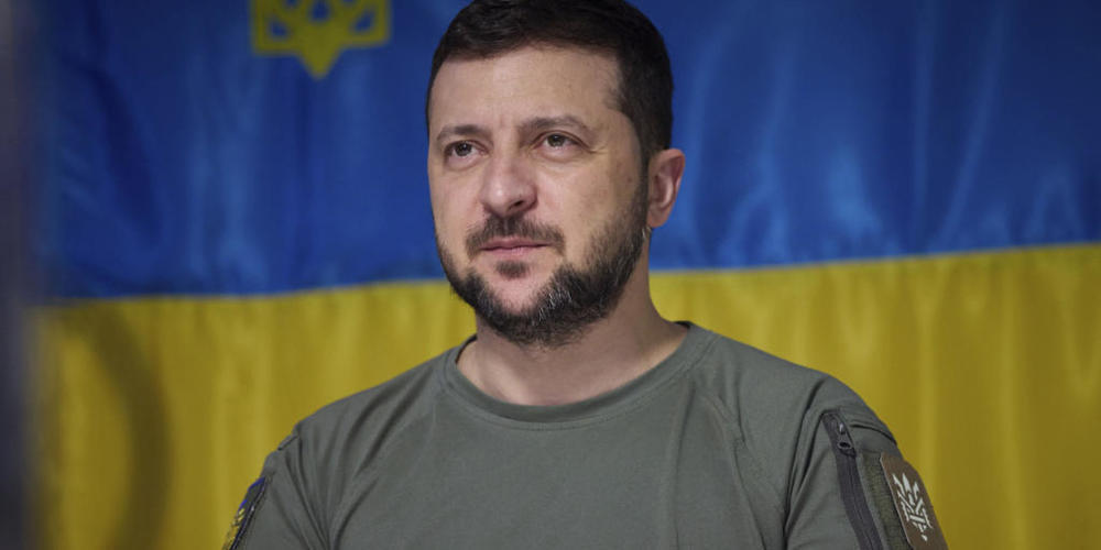 ARCHIV - Das vom Pressebüro des ukrainischen Präsidenten zur Verfügung gestellte Foto zeigt, Wolodymyr Selenskyj, Präsident der Ukraine, der bei einem Besuch in der vom Krieg betroffenen Oblast Dnipropetrowsk zu Militärvertretern spricht. Foto: -/...