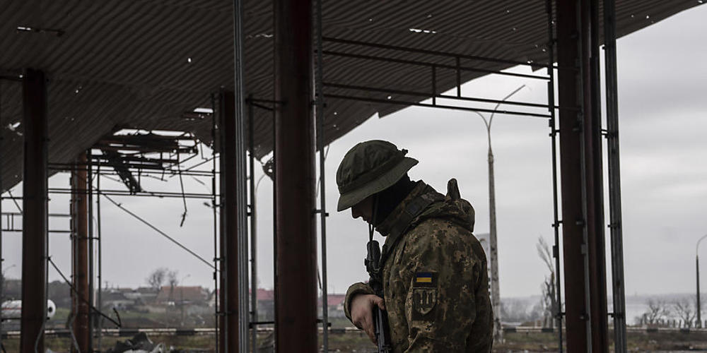 ARCHIV - Ein ukrainischer Soldat patrouilliert Anfang Dezember in Cherson. (Symbolbild) Foto: Evgeniy Maloletka/AP/dpa