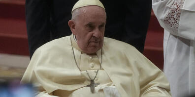 dpatopbilder - Papst Franziskus sitzt in einem Rollstuhl, während er der Heiligabendmesse im Petersdom im Vatikan vorsteht. Foto: Gregorio Borgia/AP/dpa