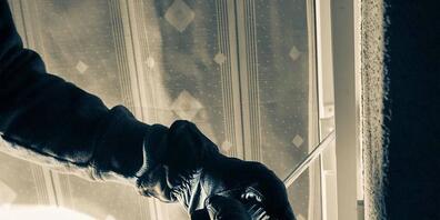 Die Einbrecher haben sich in Abtwil durch ein Fenster gewaltsam Zutritt in ein Einfamilienhaus verschafft.(Symbolbild)