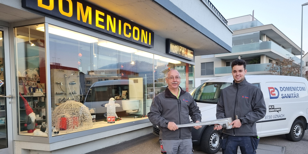 Enrico Domeniconi (links) übergibt an Reto Beck